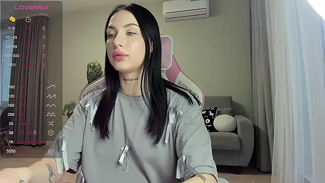 Snapshot of JenniferQueen11 chatting on February 9, 10:42 am JenniferQueen11 online show from February 9, 10:42 am