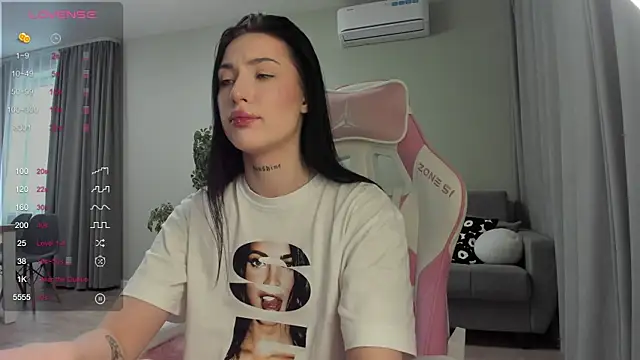 Snapshot of JenniferQueen11 chatting on February 11, 7:23 am JenniferQueen11 online show from February 11, 7:23 am