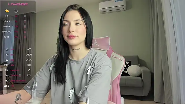 Snapshot of JenniferQueen11 chatting on February 12, 10:56 am JenniferQueen11 online show from February 12, 10:56 am