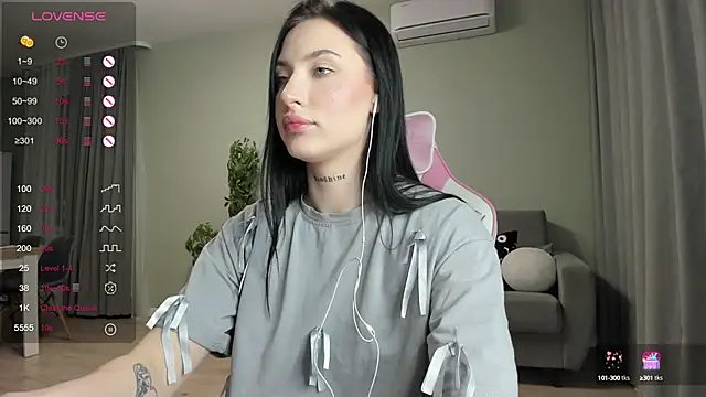 Snapshot of JenniferQueen11 chatting on February 12, 1:59 pm JenniferQueen11 online show from February 12, 1:59 pm