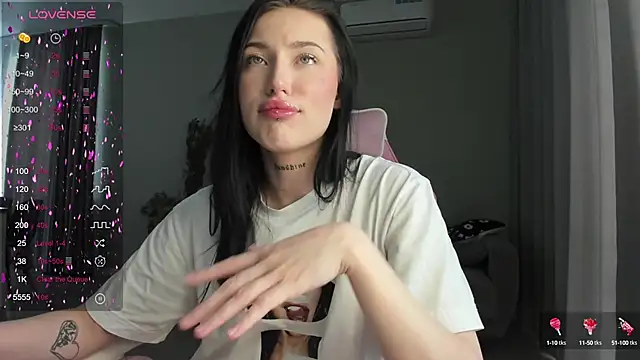 Snapshot of JenniferQueen11 chatting on February 15, 8:11 am JenniferQueen11 online show from February 15, 8:11 am