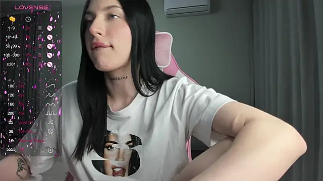 Snapshot of JenniferQueen11 chatting on February 15, 2:22 pm JenniferQueen11 online show from February 15, 2:22 pm