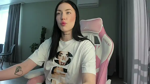 Snapshot of JenniferQueen11 chatting on February 19, 8:22 am JenniferQueen11 online show from February 19, 8:22 am