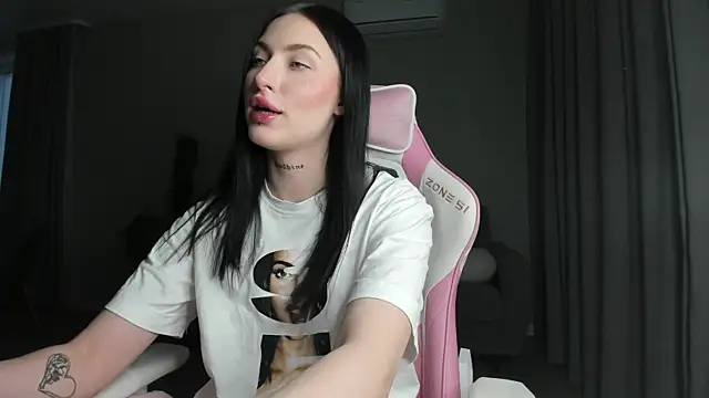 Snapshot of JenniferQueen11 chatting on February 19, 11:49 am JenniferQueen11 online show from February 19, 11:49 am