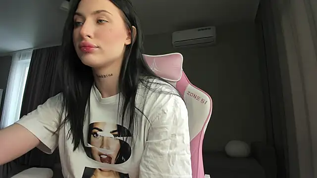 Snapshot of JenniferQueen11 chatting on March 4, 10:02 am JenniferQueen11 online show from March 4, 10:02 am