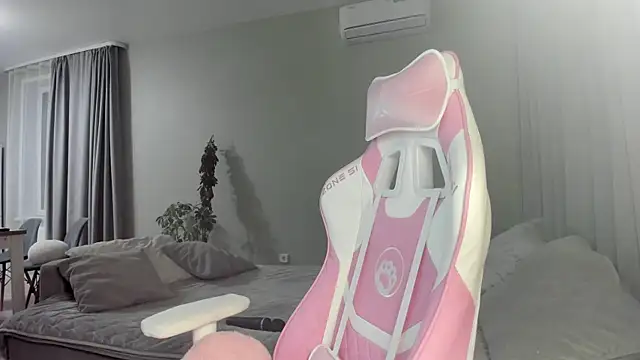 Snapshot of JenniferQueen11 chatting on March 13, 2:01 pm JenniferQueen11 online show from March 13, 2:01 pm