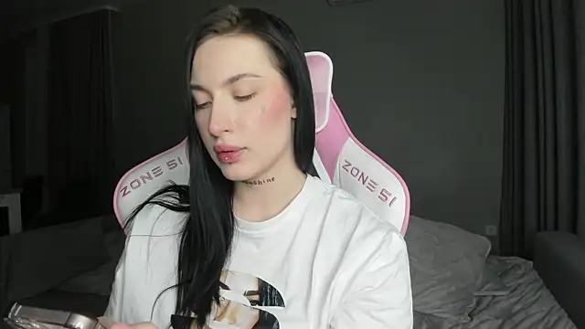 Snapshot of JenniferQueen11 chatting on March 16, 1:27 pm JenniferQueen11 online show from March 16, 1:27 pm