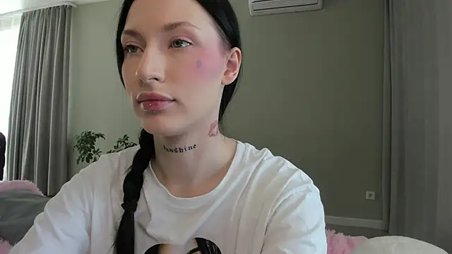 Snapshot of JenniferQueen11 chatting on September 20, 6:25 am JenniferQueen11 online show from September 20, 6:25 am