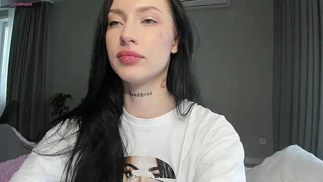 Snapshot of JenniferQueen11 chatting on September 28, 9:47 am JenniferQueen11 online show from September 28, 9:47 am