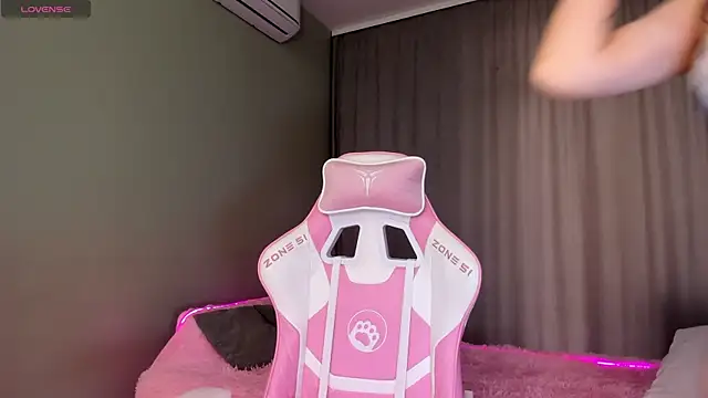 Snapshot of JenniferQueen11 chatting on October 2, 7:59 am JenniferQueen11 online show from October 2, 7:59 am