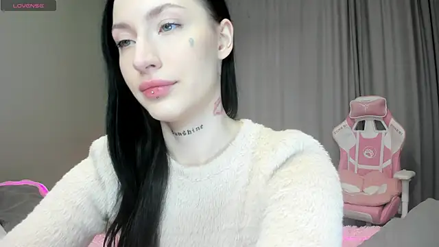 Snapshot of JenniferQueen11 chatting on October 5, 9:18 am JenniferQueen11 online show from October 5, 9:18 am