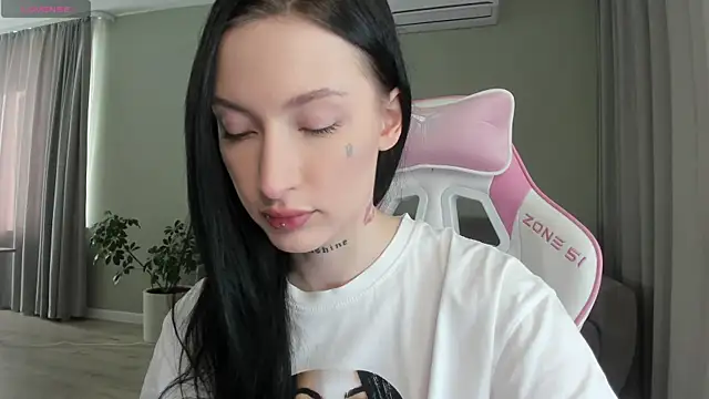 Snapshot of JenniferQueen11 chatting on October 16, 6:36 am JenniferQueen11 online show from October 16, 6:36 am