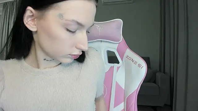 Snapshot of JenniferQueen11 chatting on October 17, 11:57 am JenniferQueen11 online show from October 17, 11:57 am