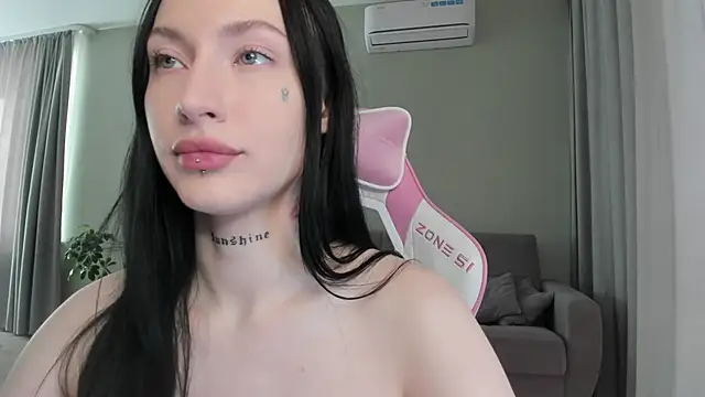 Snapshot of JenniferQueen11 chatting on October 18, 6:26 am JenniferQueen11 online show from October 18, 6:26 am