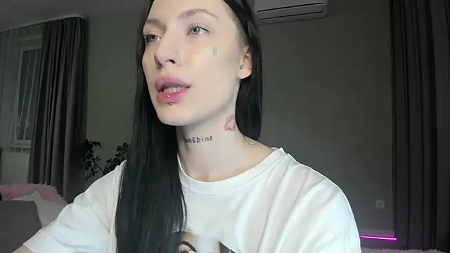 Snapshot of JenniferQueen11 chatting on October 22, 8:52 pm JenniferQueen11 online show from October 22, 8:52 pm