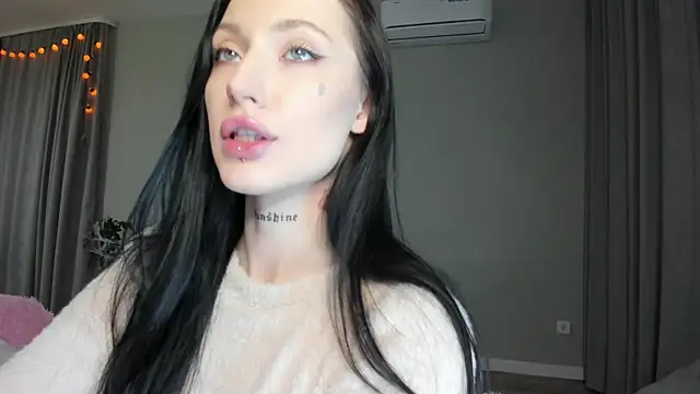 Snapshot of JenniferQueen11 chatting on October 24, 1:18 pm JenniferQueen11 online show from October 24, 1:18 pm