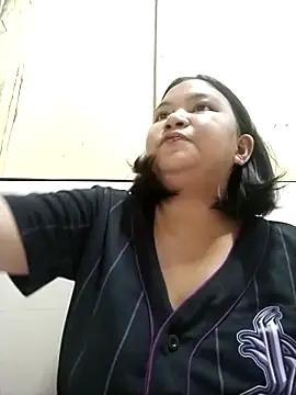 Snapshot of milkytitsmom4u chatting on October 3, 2:30 am milkytitsmom4u online show from October 3, 2:30 am