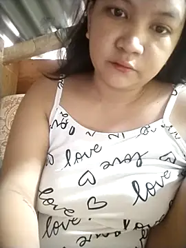 Snapshot of milkytitsmom4u chatting on March 1, 2:57 am milkytitsmom4u online show from March 1, 2:57 am