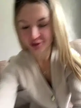 Snapshot of AngelMiaM chatting on April 28, 7:24 am AngelMiaM online show from April 28, 7:24 am