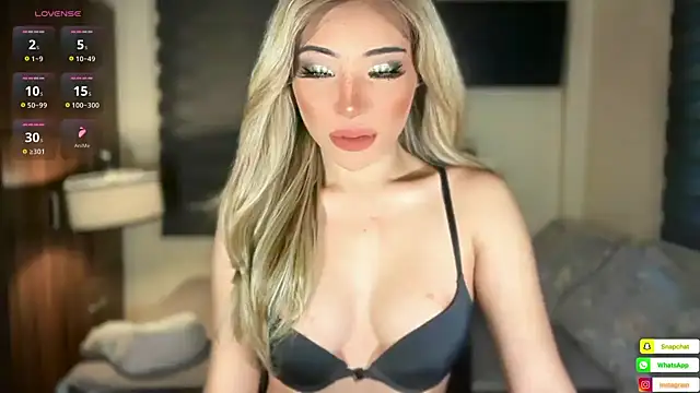 Snapshot of bella_maxwel chatting on May 1, 4:06 am bella maxwel online show from May 1, 4:06 am