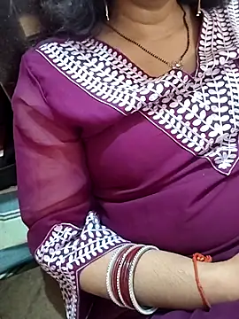 Snapshot of Diya_143 chatting on April 19, 8:02 am Diya 143 online show from April 19, 8:02 am