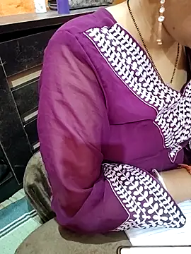 Snapshot of Diya_143 chatting on April 19, 6:10 pm Diya 143 online show from April 19, 6:10 pm