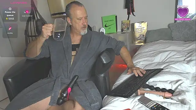 Snapshot of openminddaddy chatting on March 8, 5:33 am openminddaddy online show from March 8, 5:33 am