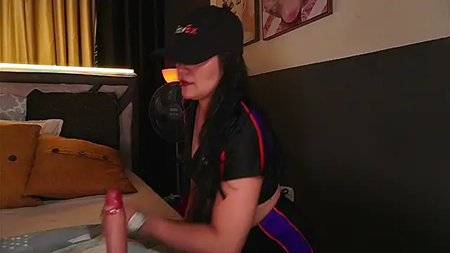 Snapshot of Emilyjhonson_01 chatting on May 5, 2:25 pm Emilyjhonson 01 online show from May 5, 2:25 pm