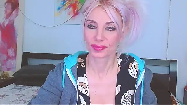 HoneyLara online show from February 14, 5:30 am