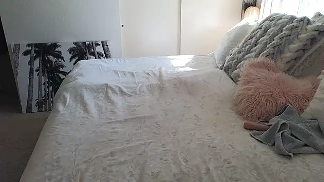 JESS LOVES online show from June 13, 4:05 pm