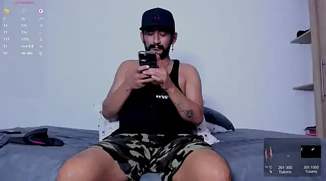 Snapshot of Cloudy_pigDude chatting on February 6, 6:29 am Cloudy pigDude online show from February 6, 6:29 am