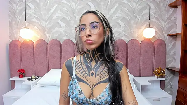 NicoleBlum online show from January 15, 4:00 pm