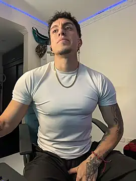 Snapshot of strongboy_ chatting on July 26, 9:32 pm strongboy online show from July 26, 9:32 pm