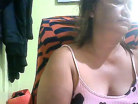 Snapshot of hott_scarlett chatting on July 17, 10:36 pm hott scarlett online show from July 17, 10:36 pm