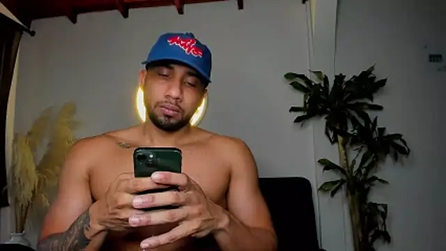 Snapshot of chriswest05 chatting on February 3, 10:37 pm chriswest05 online show from February 3, 10:37 pm