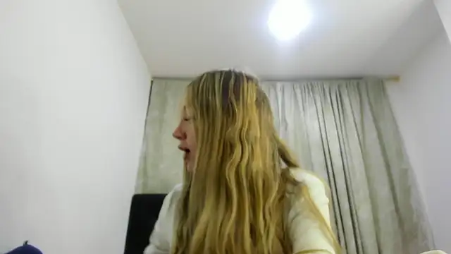 Snapshot of horny__molly_ chatting on February 18, 2:40 am horny molly online show from February 18, 2:40 am