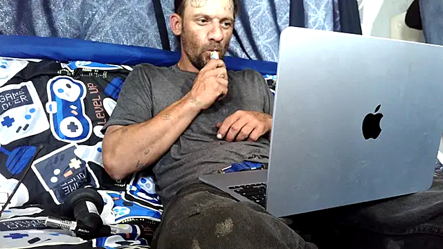 Snapshot of goodick4u28 chatting on April 21, 6:34 pm goodick4u28 online show from April 21, 6:34 pm