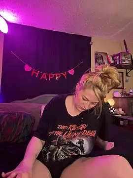 Snapshot of Mallorykoxx69 chatting on February 20, 7:34 am Mallorykoxx69 online show from February 20, 7:34 am