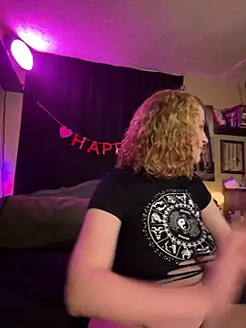 Snapshot of Mallorykoxx69 chatting on February 22, 7:45 am Mallorykoxx69 online show from February 22, 7:45 am