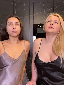 Snapshot of Keep_us_wild chatting on March 12, 10:39 pm Keep us wild online show from March 12, 10:39 pm