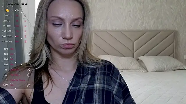 Snapshot of Alice_Wonders chatting on April 22, 7:33 am Alice Wonders online show from April 22, 7:33 am