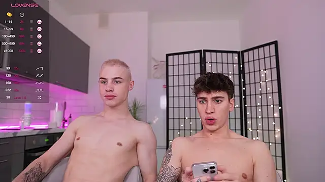 Snapshot of Evan__White_ chatting on December 1, 5:35 pm Evan  White  online show from December 1, 5:35 pm