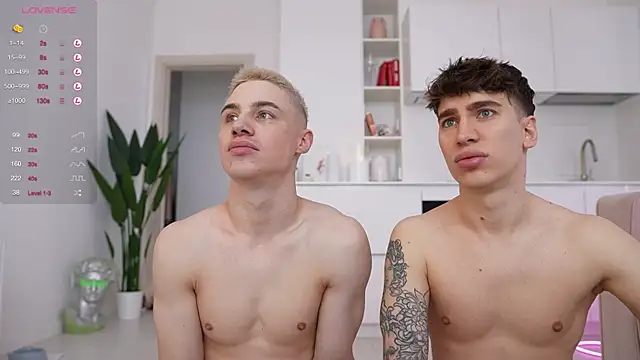 Snapshot of Evan__White_ chatting on February 12, 7:34 am Evan  White  online show from February 12, 7:34 am