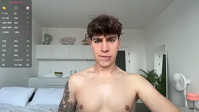 Snapshot of Evan__White_ chatting on May 21, 10:00 am Evan White online show from May 21, 10:00 am