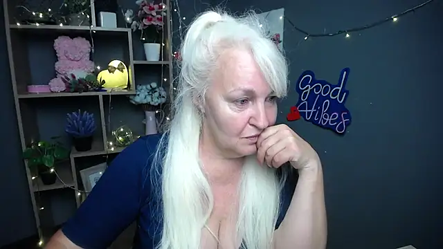 Snapshot of BlondyLeeBest chatting on July 11, 6:43 pm BlondyLeeBest online show from July 11, 6:43 pm