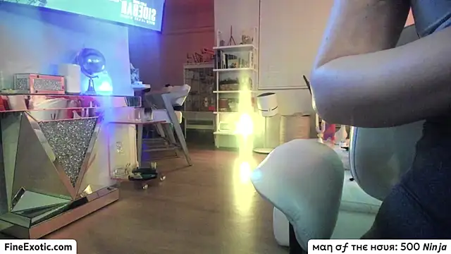 Snapshot of Vesaaa chatting on February 19, 7:39 am Vesaaa online show from February 19, 7:39 am