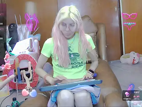 Skinygirl online show from November 17, 11:43 pm