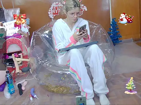 Skinygirl online show from December 14, 5:18 pm