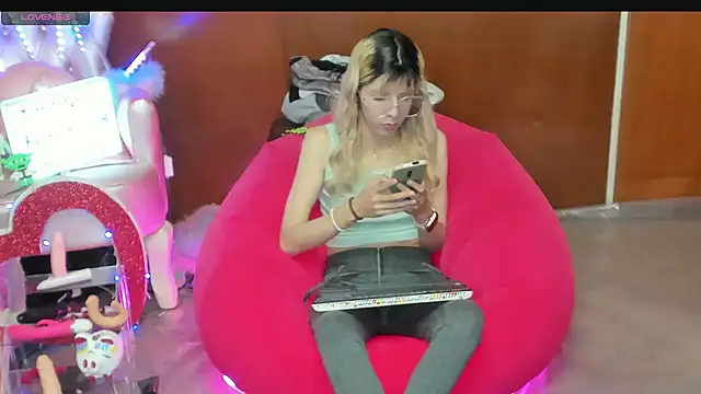 Skinygirl online show from April 8, 11:27 pm