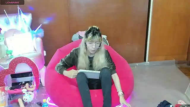 Skinygirl online show from April 15, 10:21 pm